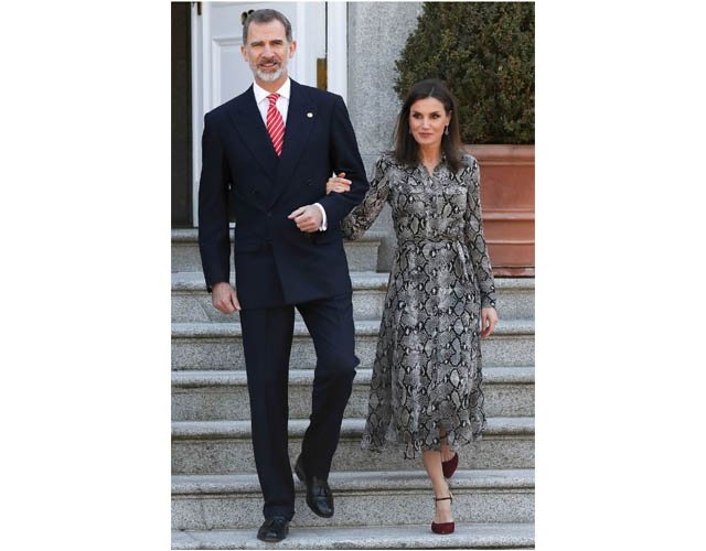 La reina utilizó el vestido para recibir al presidente de Perú