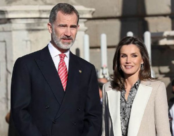 La reina utilizó el vestido para recibir al presidente de Perú
