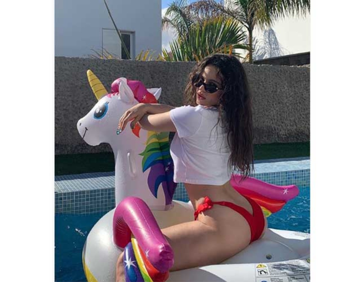 rosalía incendia las redes con sus fotos posando en bikini en tenerife