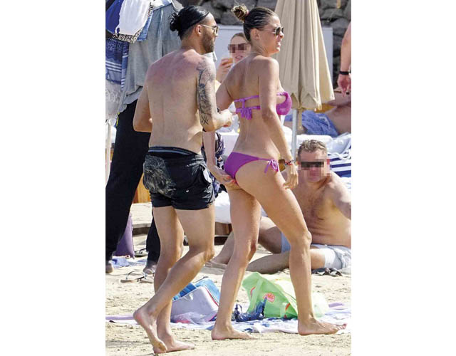 La modelo y el futbolista disfrutaron del sol de la playa de Ibiza 