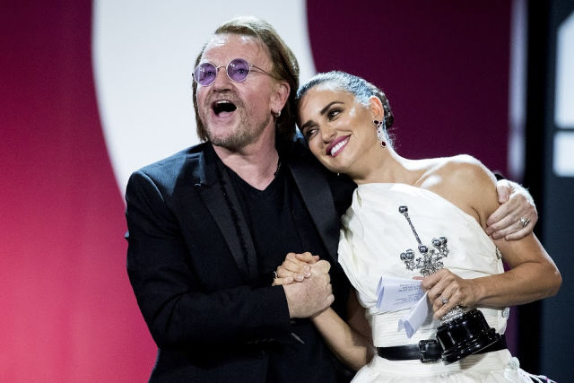 Penelope Cruz recibe emocionada el premio de las manos de su buen amigo Bono
