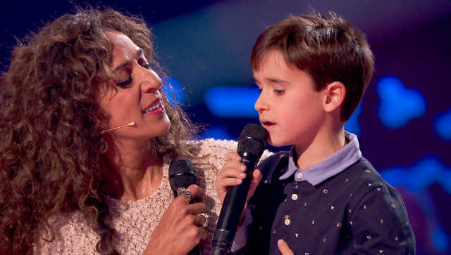 Rosario canta con el joven Daniel en La Voz Kids