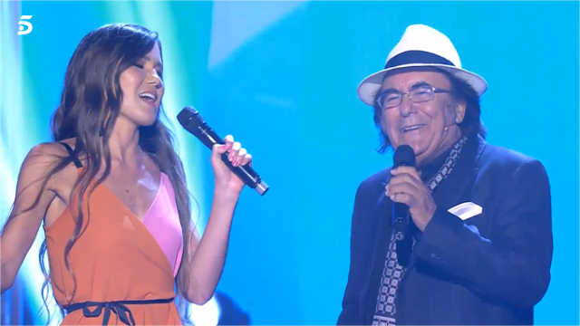 Cristina muy emocionada mientras canta con Albano