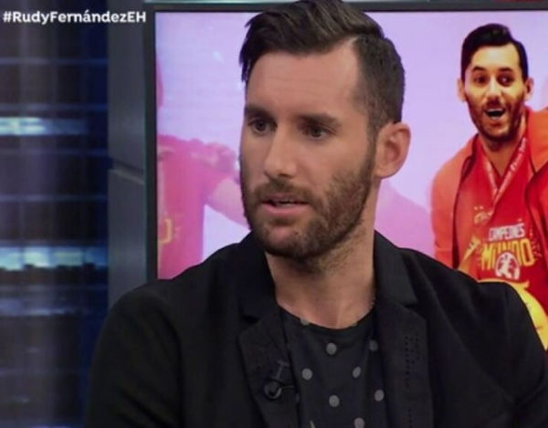 Rudy muestra la medalla del mundial en El Hormiguero