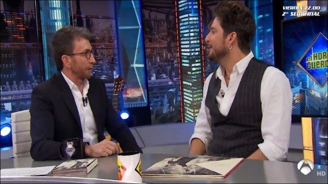 Pablo Motos y Manuel Carrasco charlan durante la entrevista